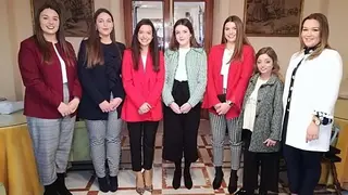 Elvira Cruces, en el centro, junto a sus damas de honor de la Corte Aracelitana 2019_opt