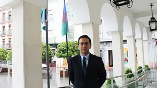 Luis Mendoza, con la bandera roman&iacute; al fondo_opt