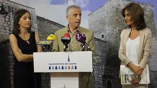 Juan P&eacute;rez informa de la convocatoria de becas ante Araceli Bergillos y Ana &Aacute;lvarez_opt