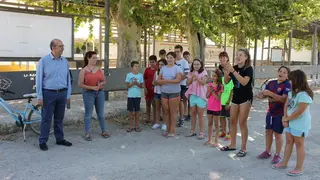 Roc&iacute;o Montes y Jos&eacute; Pedro Moreno conversan con los ni&ntilde;os presentes en la presentaci&oacute;n de Las Navas