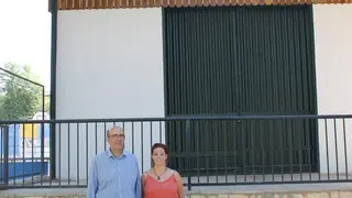 Jos&eacute; Pedro Moreno y Roc&iacute;o Montes, ante el hangar restaurado