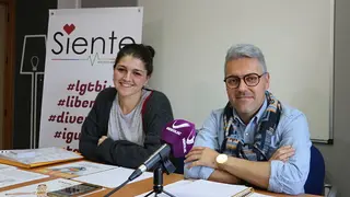 Marcos Serrano acompa&ntilde;a a Mamen Beato en la presentaci&oacute;n del Punto LGTBI (1)_opt