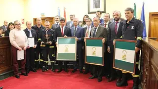 Foto de familia del alcalde, portavoces municipales y homenajeados_opt
