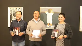 Mamen Beato acompa&ntilde;a al autor y colaborador de la exposici&oacute;n_opt