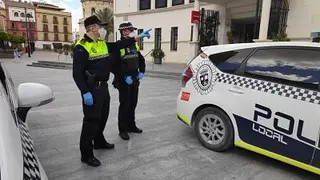 Agentes de Polic&iacute;a Local, en un control de personas en el Mercado municipal_opt