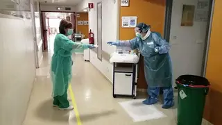 Los equipos de facultativos y enfermer&iacute;a trabajan siempre en pareja y con un estricto protocolo de protecci&oacute;n _opt