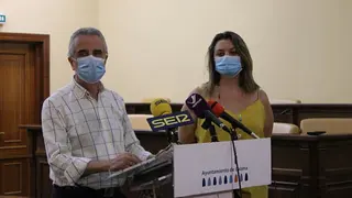 Juan P&eacute;rez y Carmen Gallardo tras comisi&oacute;n municipal covid-19_opt