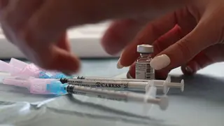 VIAL Y VACUNAS DISPUESTAS  PARA ADMINISTRARSE_opt