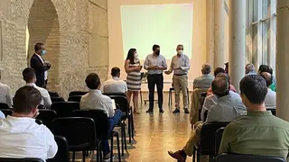 Juan P&eacute;rez y los concejales Teresa Alonso y Alberto Lora presiden la reuni&oacute;n_opt