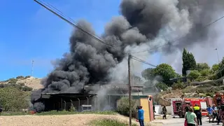 Incendio en una nave del barrio de Bel&eacute;n_(17-08-2023)