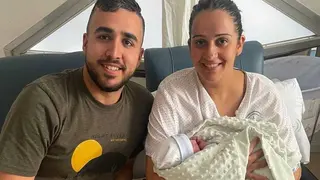 Antonio e Inmaculada en su habitaci&oacute;n del Hospital Reina Sof&iacute;a, junto a su reci&eacute;n nacido (1)