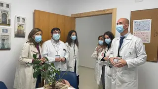 La delegada de Salud y Consumo visita la sala para familiares de pacientes hospitalizados en Oncolog&iacute;a M&eacute;dica (1)
