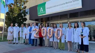 La delegada de Salud conmemora las 2.000 cirug&iacute;as rob&oacute;ticas junto la Direcci&oacute;n y profesionales del Hospital Reina Sof&iacute;a (1)