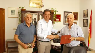 240813-FIRMA-CONVENIO-SOCIEDAD-DE-CAZADORES-1-980x653