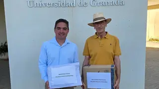 El alcalde, Gabriel Prieto, y Jes&uacute;s Prieto, posible familiar de una de las v&iacute;ctimas entreganm las muestras &oacute;seas y biol&oacute;gicas (1)
