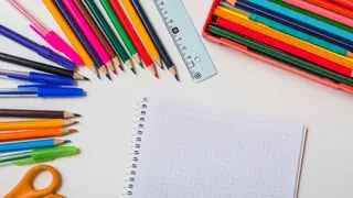 cuaderno-cuadrado-cerca-de-papeleria (1)