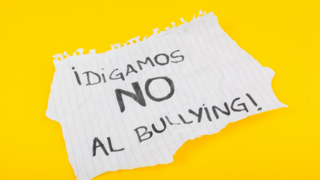 Screenshot-2025-10-22-at-15-22-30-Lema-espaA&plusmn;ol-en-la-hoja-de-papel-contra-el-bullying-Foto-gratuita