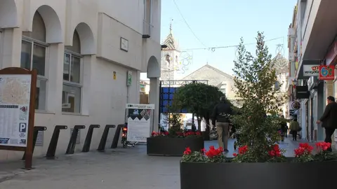 bolardos instalados en acceso a plaza Nueva