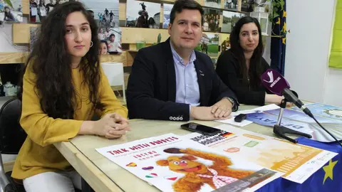 Francisco Adame, junto a voluntarias europeas