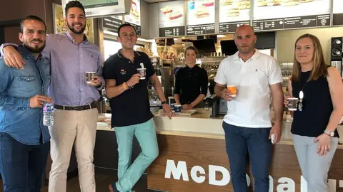 Manolo Lara junto a organizadores del evento y representantes de McDonald's Lucena