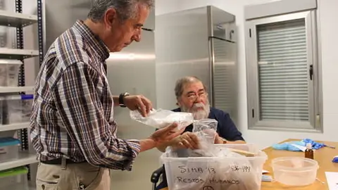 Juan P&eacute;rez y Cecilio Barroso observan algunas piezas depositadas en el banco de ADN humano_opt