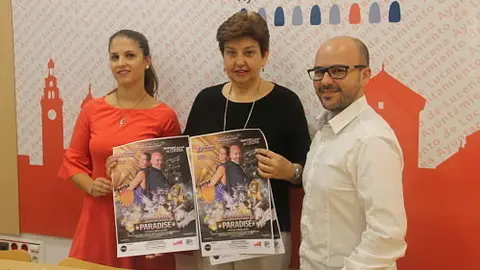 Encarni Camacho con representantes de Paradise_opt