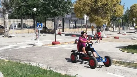 Una ni&ntilde;a conduce un coche a pedal en el PIT de Lucena_opt
