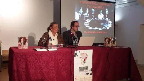 ma_mar_morales_presenta_a_manuel_guerrero_antes_de_su_conferencia
