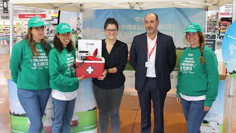 La concejal Mamen Beato y el director del Carrefour_opt