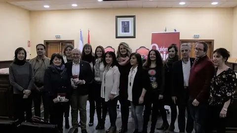 foto de familia de premiadas, jurado y organizadores de Mujerarte 2019_opt