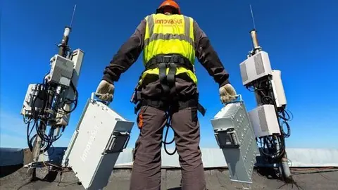 tecnico-instalando-tecnologia_Innovasur_opt