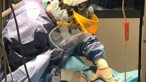 equipo de UCI trabajando con un paciente_opt