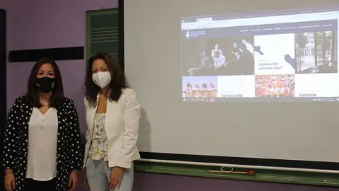 Lourdes Parra y Mamen Galindo junto a la proyecci&oacute;n de la nueva web_opt