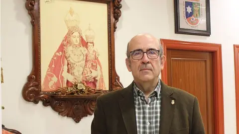 Jos&eacute; Pedro Moreno, ante un retrato de la Virgen de Araceli en el Ayuntamiento de Lucena_opt