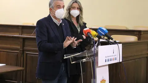 Juan P&eacute;rez y Carmen Gallardo atienden a la prensa este lunes_opt