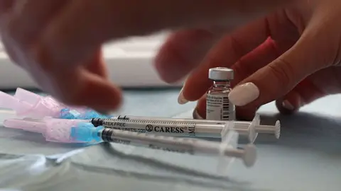 VIAL Y VACUNAS DISPUESTAS  PARA ADMINISTRARSE_opt