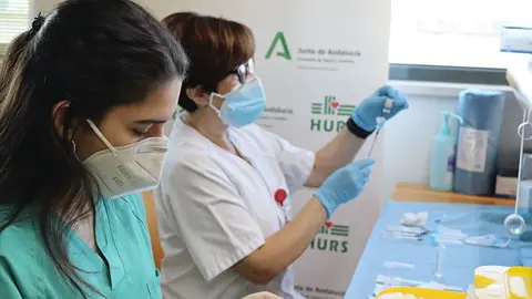 Enfermeras preparan las vacunas_opt