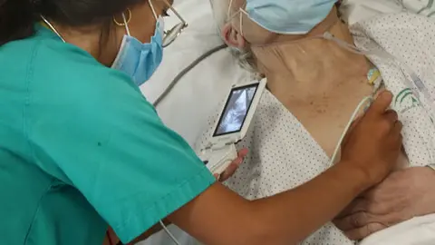 imagen profesional en Urgencias del Hospital Reina Sof&iacute;a atendiendo a un paciente_opt