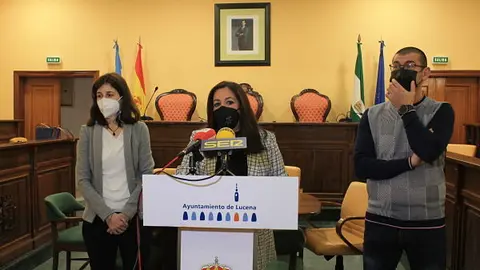 Lourdes Parra junto a los orientadores, en la presentaci&oacute;n del Sal&oacute;n de Estudiante de Lucena_opt