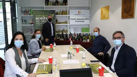 FOTO_Cata-final-Concurso-Aceite-Diputacion-de-Cordoba_04-scaled_opt (1)