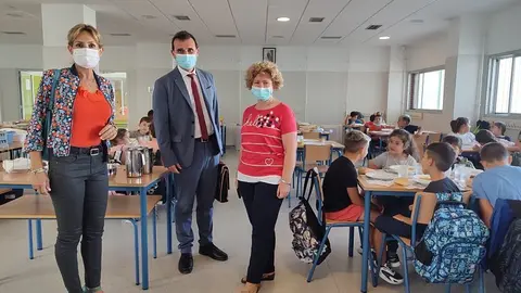 Imagen visita comedor in situ delegada y gerente APAE C&oacute;rdoba en el CEIP Fray Albino_opt
