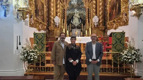 230117 Jos&eacute; Pedro Moreno, Nuria Barrera y su esposo, ante el altar de la Virgen de Araceli (2)