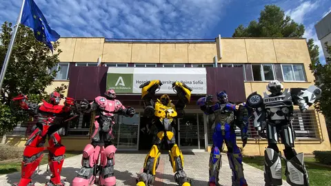 Los transformer visitan el hospital
