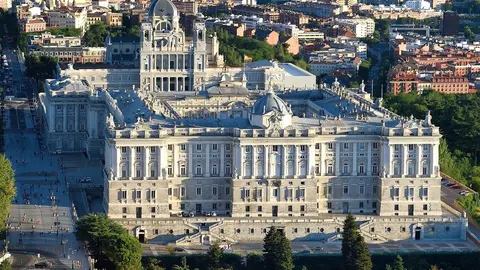 Palacio_Real_de_Madrid_Julio_2016_(cropped) (1)