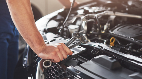 trabajador-servicio-coche-musculoso-reparando-vehiculo (1)
