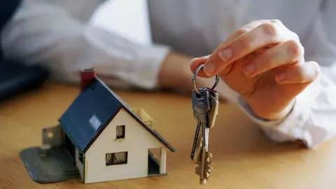 primer-plano-persona-pensando-comprar-o-vender-casa (1)