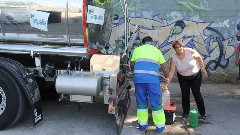 una vecina de Baena en uno de los puntos de agua (1)