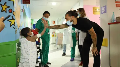 Dragui visita a ni&ntilde;os y ni&ntilde;as por el d&iacute;a del coraz&oacute;n (1)