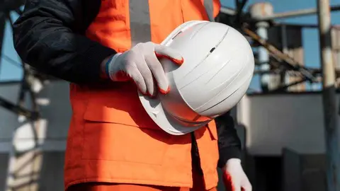 cerrar-mano-sujetando-casco-seguridad (1)