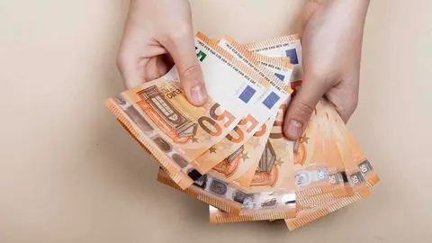 vista-superior-contando-dinero (1)